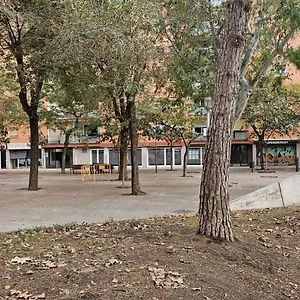 8 Min Walk To The & 10 Min Walk To Convention Centre ! Apartment